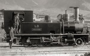 Die Schwester- Lokomotive Nr. 5 "Engadin" im Bahnhof Klosters Platz