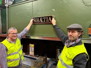 Fredy Pfister (links) und Christian Meyer (rechts) sind stolz, einen weiteren Meilenstein in der Aufarbeitung in Ihren Händen zu halten.