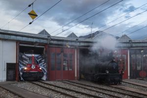 Die Spendenlok durchbricht gerade die Kunststoffwand