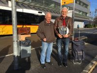 Otto Lutz (links) überreicht den durch ihn revidierten V-Messer an Armin Brüngger