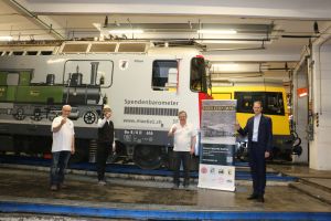 Die Projektgruppe RHÆTIA mit Armin Brüngger, Christian Meyer und Fredy Pfister stossen für der Kohle-Lok mit RhB-Direktor Renato Fasciati auf den Spendenabschluss an.