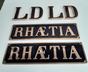 Die beiden neuen Namenschilder sowie die Buchstaben LD sind nach alten Vorlagen und viel Recherche Arbeit neu gegossen worden