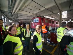Der Einladung zu einer Führung durch die Hauptwerkstätte der RhB sind viele Anwesende gefolgt.