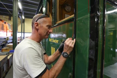 Der Samedner Dekorationsmaler Lorenzo Buzzitti hochkonzentriert bei der Arbeit