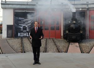 RhB Direktor Dr. Renato Fasciati begrüsst die Teilnehmer zum Rollout der Spendenlok, Foto Christian Ticar