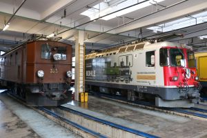 Die Kohle-Lok vor der historischen Elektrolok 353 von 1914